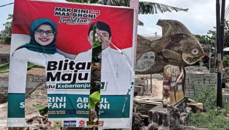 Ratusan Balihonya Rusak, Cawabup Blitar Ghoni Enggan Lapor Bawaslu Baliho Pasangan Calon Bupati-Wakil Bupati Blitar nomor urut 2 yang diduga dirusak orang, Senin (14/10/2024). (Foto : Winanto/beritajatim.com)