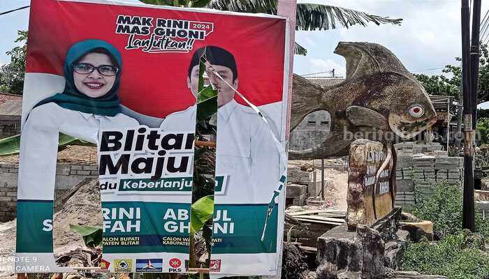 Baliho Pasangan Calon Bupati-Wakil Bupati Blitar nomor urut 2 yang diduga dirusak orang, Senin (14/10/2024). (Foto : Winanto/beritajatim.com)