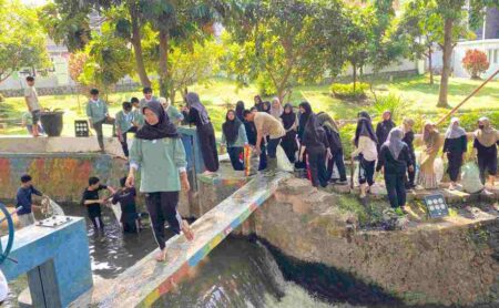 Bersih - bersih oleh mahasantri UIN Malang (Foto: Istimewa)