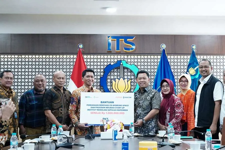 Penyerahan simbolis bantuan dana sebesar Rp1 miliar untuk renovasi CCWS dan inkubasi startup di ITS.