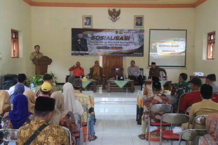 PJs Bupati Mojokerto, Akhmad Jazuli saat menghadiri sosialisasi penyediaan bantuan akses sewa rumah layak huni bagi korban bencana di Dusun Ketangi, Desa Ngembeh, Kecamatan Dlanggu, Mojokerto. [Foto: Ist]
