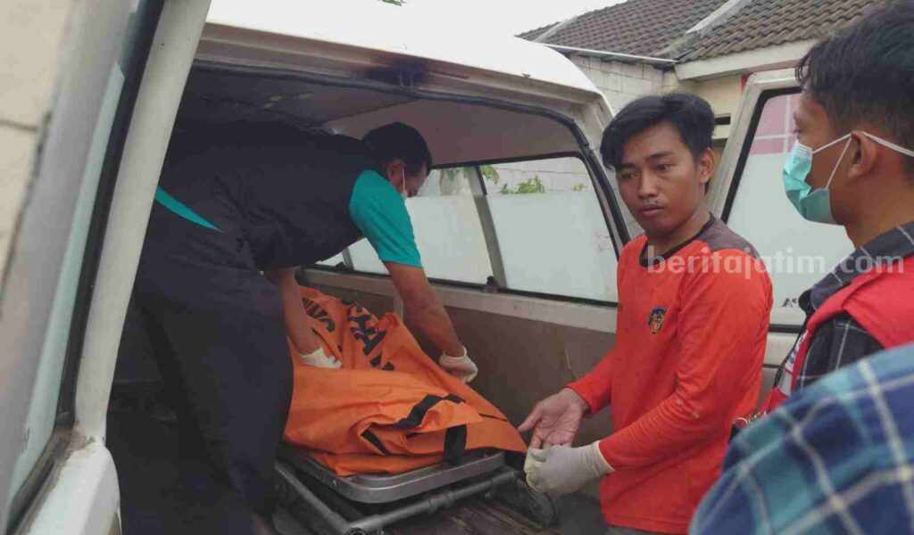Jenazah korban dievakuasi ke RSU Dr Wahidin Sudiro Husodo Kota Mojokerto. [Foto: Ist]