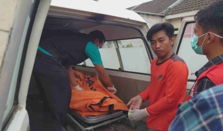 Jenazah korban dievakuasi ke RSU Dr Wahidin Sudiro Husodo Kota Mojokerto. [Foto: Ist]