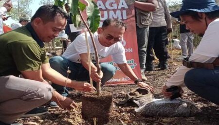 Kurangi Emisi Karbon, HCML Tanam 10 Ribu Pohon Bersama Masyarakat Penanaman 10 ribu pohon di Poltera Sampang