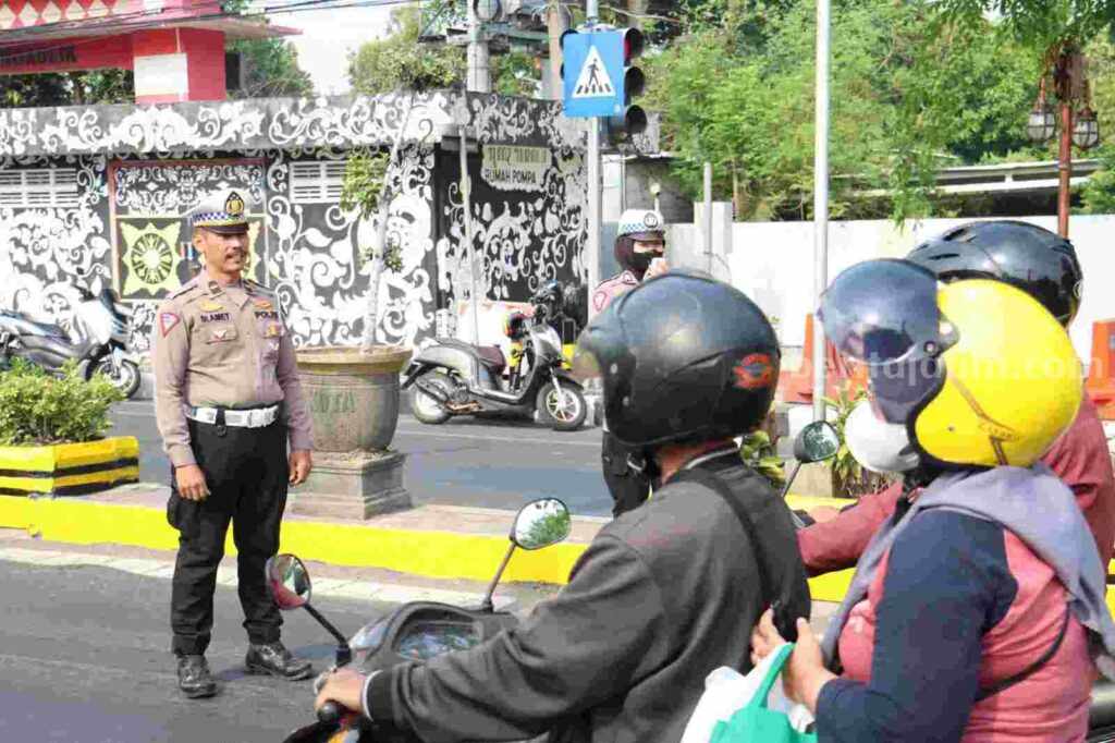 Kasubsatgas Dikmas Operasi Zebra SatLantas Polres Mojokerto Kota, Ipda Slamet Haryono saat memberikan edukasi kepada pengguna jalan. [Foto : ist]