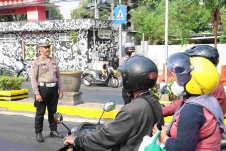 Kasubsatgas Dikmas Operasi Zebra SatLantas Polres Mojokerto Kota, Ipda Slamet Haryono saat memberikan edukasi kepada pengguna jalan. [Foto : ist]