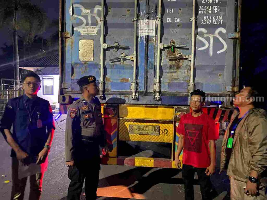 Foto aparat kepolisian mengawal truk kontainer berisi surat suara ke Provinsi Sulawesi Selatan.