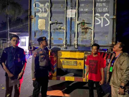 Polisi Gresik Kawal Pengiriman Surat Suara Pilkada Serentak 2024 dari Gresik ke Sulawesi Selatan Foto aparat kepolisian mengawal truk kontainer berisi surat suara ke Provinsi Sulawesi Selatan.