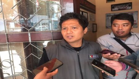 Bawaslu Blitar Temukan Nasi Jumat Berkah Bergambar Ibin-Elim Ketua Bawaslu Kota Blitar, Roma Hudi, Jumat (18/10/2024). (Foto : Winanto/beritajatim.com)