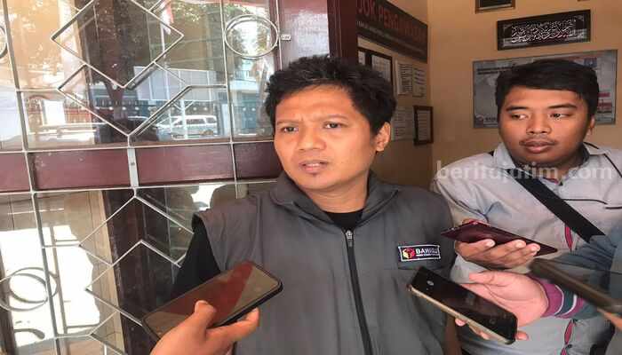 Ketua Bawaslu Kota Blitar, Roma Hudi, Jumat (18/10/2024). (Foto : Winanto/beritajatim.com)