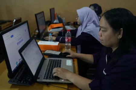 Universitas Dinamika Surabaya Luncurkan Aplikasi Permudah Evaluasi Belajar Siswa Aplikasi Stunning ciptaan Universitas Dinamika (STIKOM Surabaya)