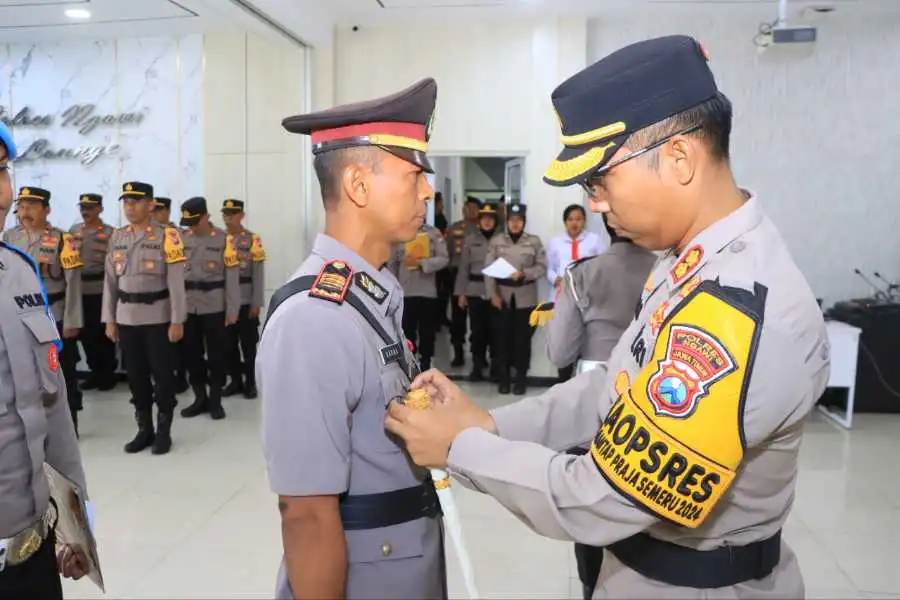 Kapolres Ngawi AKBP Dwi Sumrahadi Rakhmanto saat melantik AKP Karno menjadi Kapolsek Kedunggalar, di Ruang Guyup Polres Ngawi, Kamis (17/10/2024)