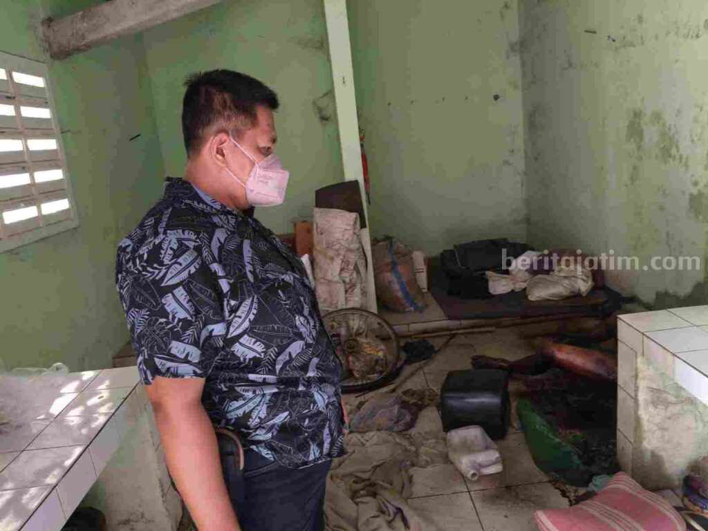 Tercium Bau Menyengat, Ternyata Sosok Membusuk di Gudang Pasar Rakyat Trowulan Mojokerto