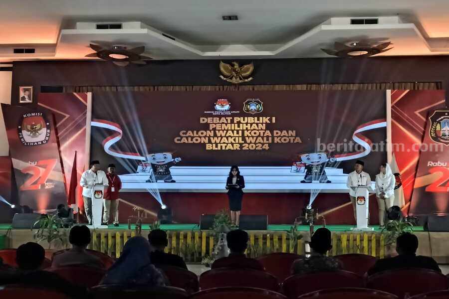 Debat pertama Cawali-Cawawali Kota Blitar, Rabu (17/10/2024). (Foto : Winanto/beritajatim.com)