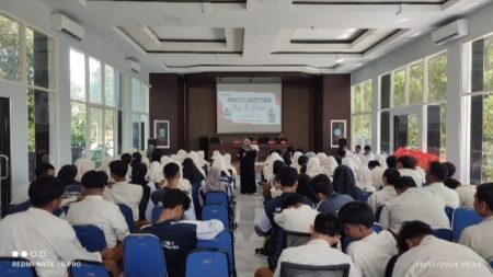  Ketua Bawaslu Kota Mojokerto, Dian Pratmawati saat program 'Bawaslu Goes to School'. [Foto : ist]