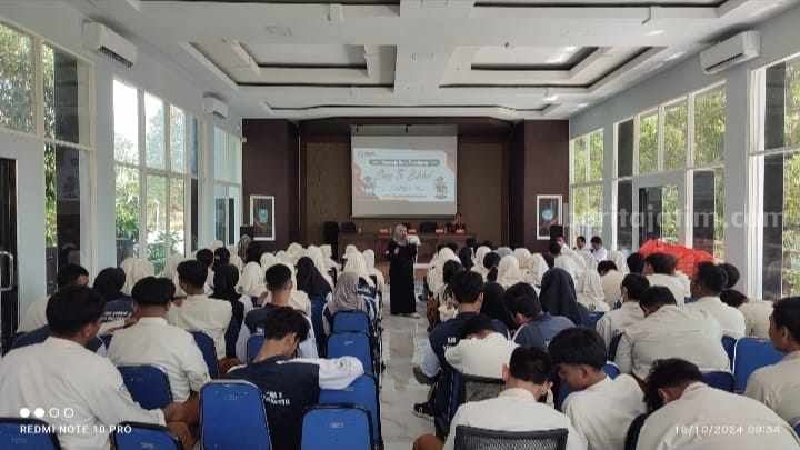 Ketua Bawaslu Kota Mojokerto, Dian Pratmawati saat program 'Bawaslu Goes to School'. [Foto : ist]