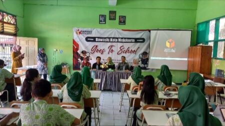 Ketua Bawaslu Kota Mojokerto, Dian Pratmawati saat program 'Bawaslu Goes to School'. [Foto : ist]