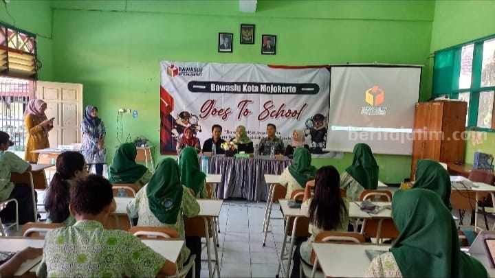 Ketua Bawaslu Kota Mojokerto, Dian Pratmawati saat program 'Bawaslu Goes to School'. [Foto : ist]
