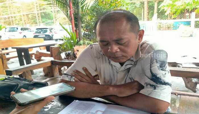 AKP Momon, Kasat Reskrim Polres Blitar saat menjelaskan kasus dugaan penipuan, Jumat (18/10/2024). (foto : Winanto/beritajatim.com)