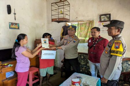 Kapolres Probolinggo Beri Tali Asih Pada Anak Berwajah Lebam yang Viral