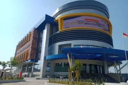 Ingin Kuliah Jarak Jauh? Daftar di UT Surabaya