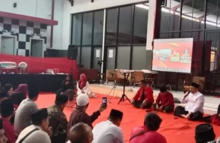 Ketua DPC PDIP Kabupaten Bondowoso, Irwan Bachtiar Rahmat (depan, baju putih peci hitam) blak-blakan dukung Paslon RAHMAD di Pilbup 2024. (Tangkapan layar video)
