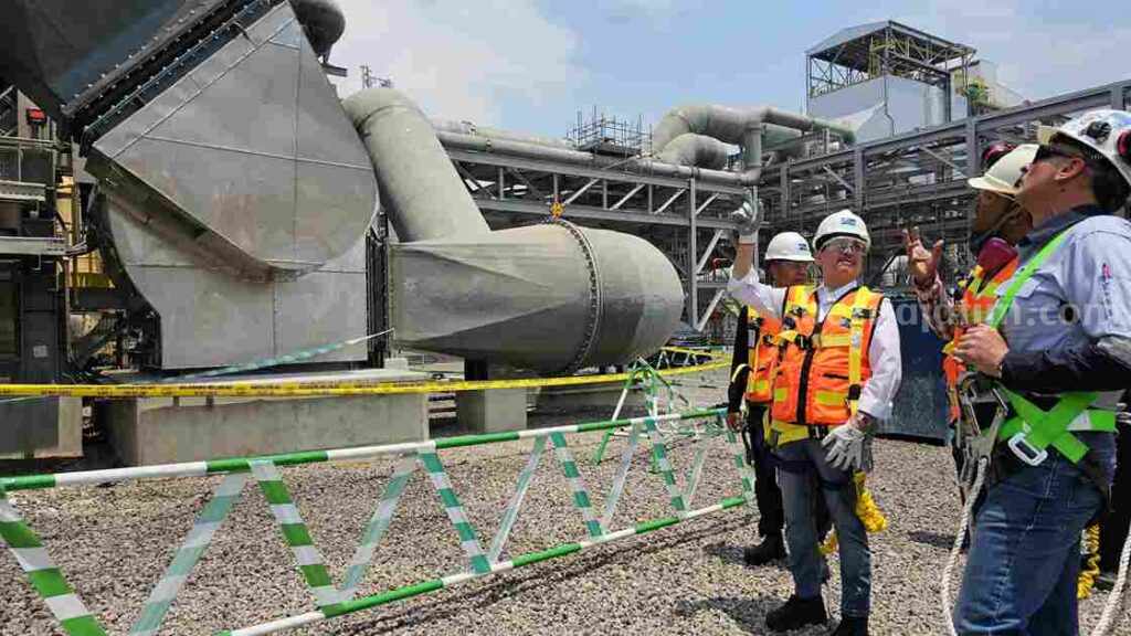 Pasca Kebakaran, Presdir Freeport Indonesia Tony Wenas Sidak ke Lokasi Presdir PTFI Tony Wenas (dua dari kanan) saat meninjau lokasi kebakaran