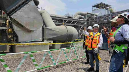 Pasca Kebakaran, Presdir Freeport Indonesia Tony Wenas Sidak ke Lokasi Presdir PTFI Tony Wenas (dua dari kanan) saat meninjau lokasi kebakaran