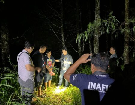 Olah TKP seorang pemburu tertembak di hutan Kabupaten Blitar, Senin (21/10/2024). (Foto : Winanto/beritajatim.com)