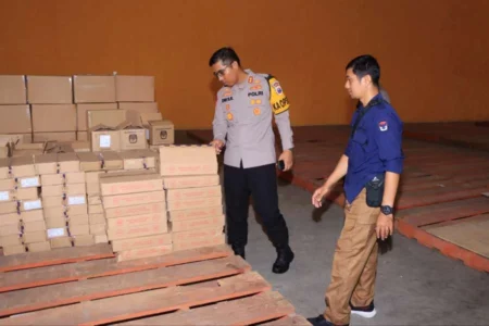 Kapolres Ngawi mendatangi gudang logistik Pilkada 2024.