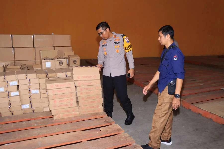 Kapolres Ngawi mendatangi gudang logistik Pilkada 2024.