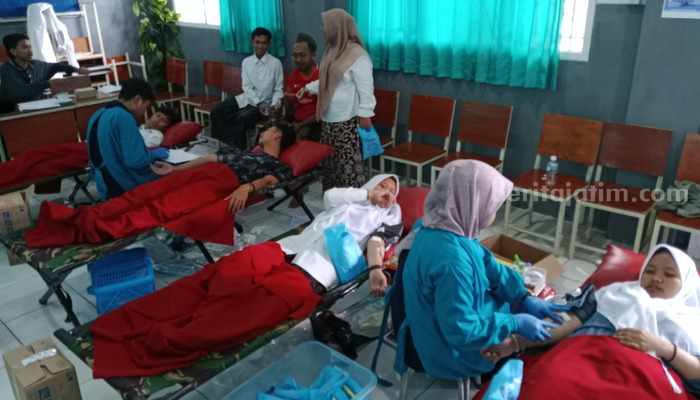 Peringati HSN, Santri Al-Falah Gelar Donor Darah dan Bersih Sungai