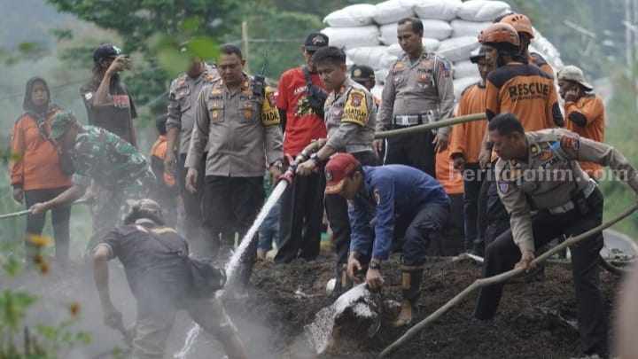 Kasat Lantas Polres Mojokerto, AKP Muhammad Hariyazie bersama personel gabungan memperbaiki tumpukan sekam di jalur penyelamat turunan Gotekan, Desa Pacet, Kecamatan Pacet, Kabupaten Mojokerto. [Foto : ist]
