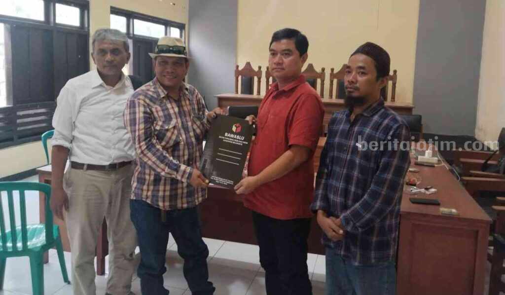 Ketua Bawaslu Kabupaten Mojokerto, Dody Faizal menerima laporan terkait dugaan pelanggaran netralitas Kades dalam Pilkada Serentak 2024. [Foto : ist]