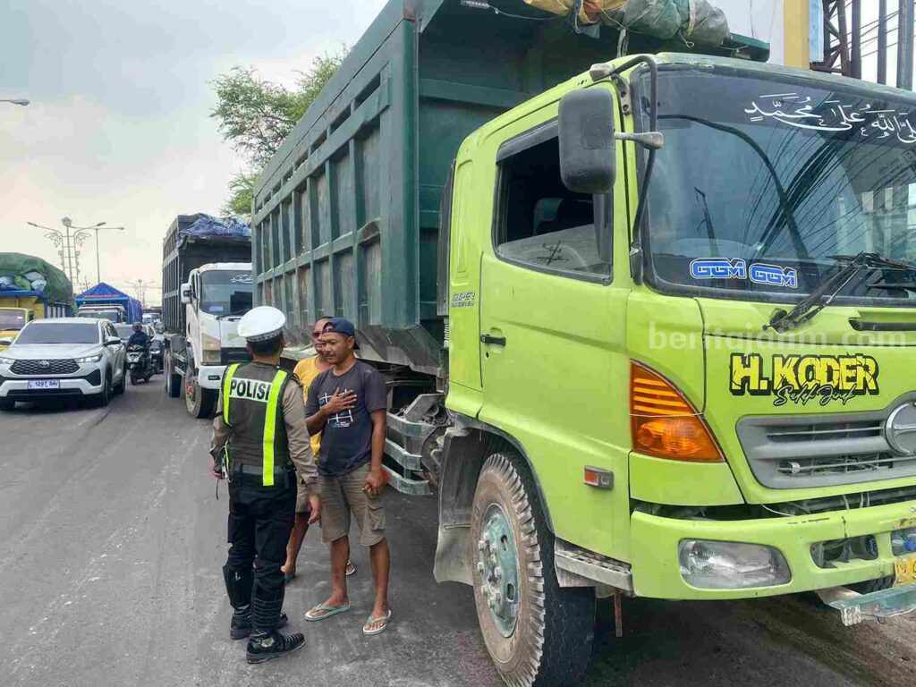 Petugas gabungan menindak pengemudi truk yang melanggar jam operasional di jalan