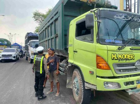 Petugas gabungan menindak pengemudi truk yang melanggar jam operasional di jalan