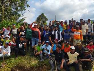 Petani Kalibaru dan Glenmore Dukung Ipuk Fiestiandani Lanjutkan Program Padat Karya di Banyuwangi foto beritajatim