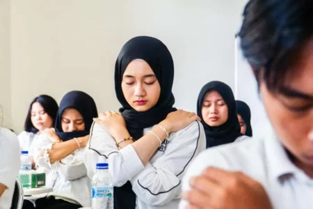 Marak Kasus Akhiri Hidup, Ratusan Mahasiswa Unesa Terapi Memeluk Diri hingga Pecahkan Rekor MURI