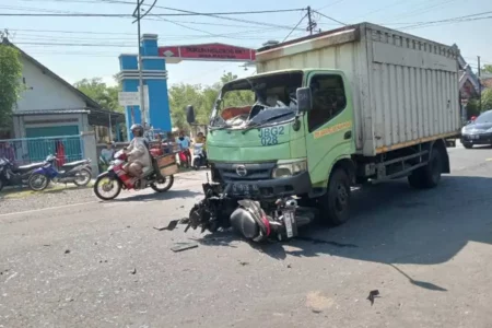Truk menabrak motor di Jalan Raya Maospati-Ngawi masuk Desa Mantren, Karangrejo, Magetan, Minggu (27/10/2024)