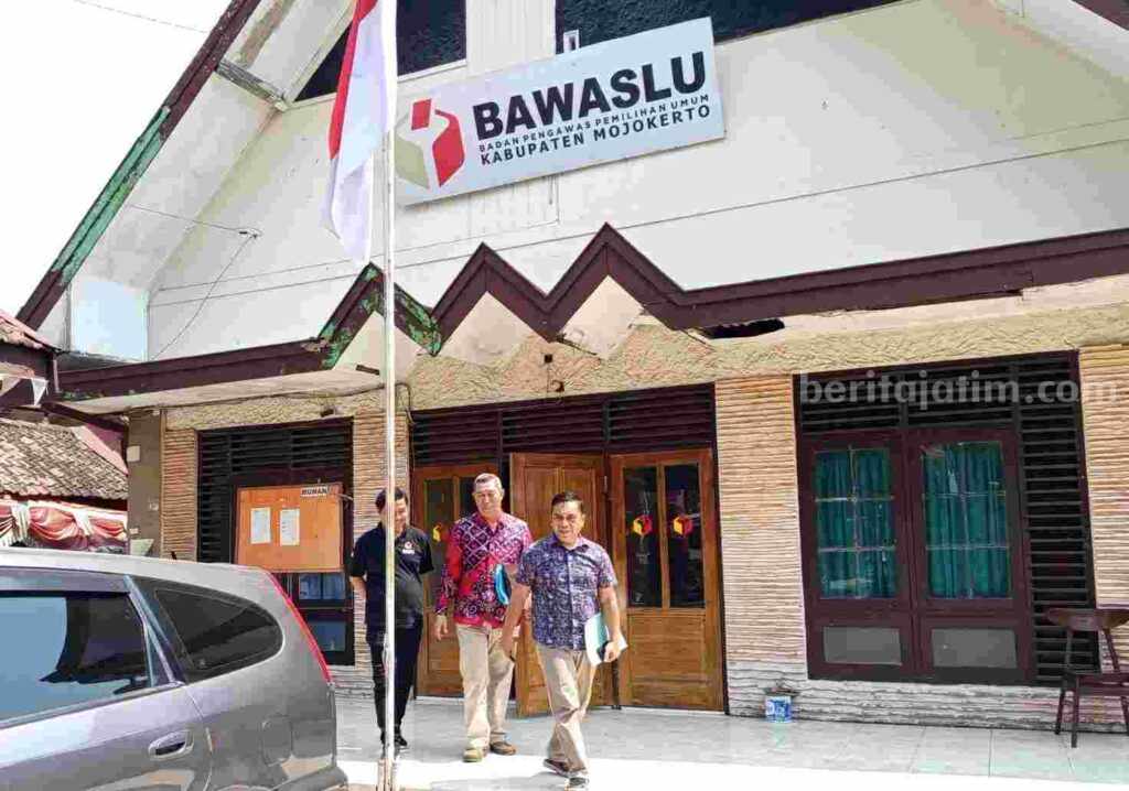 Kepala DPMD Kabupaten Mojokerto, Yudha Akbar Prabowo (batik merah) usai dipanggil Bawaslu Kabupaten Mojokerto. [Foto : ist]
