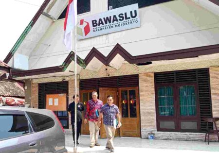 Kepala DPMD Kabupaten Mojokerto, Yudha Akbar Prabowo (batik merah) usai dipanggil Bawaslu Kabupaten Mojokerto. [Foto : ist]