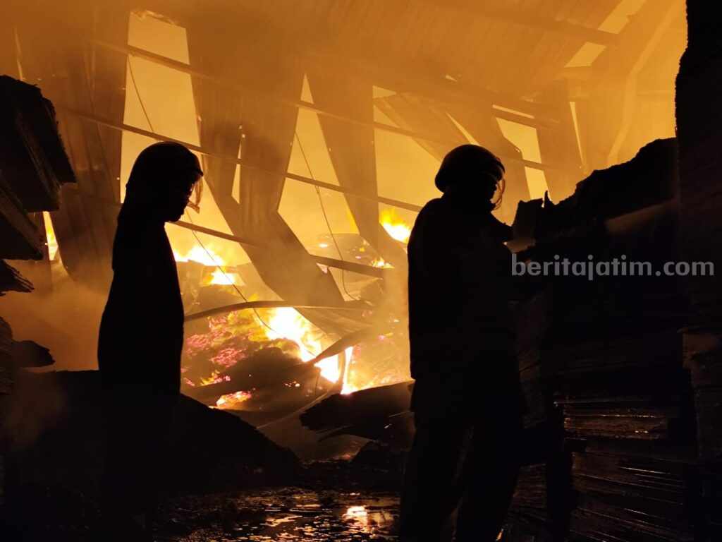 Pabrik Kayu PT Kayu Multiguna Indonesia (KMGI) yang berlokasi di Jalan Segoromadu I no 26 Kebomas, Gresik, ludes terbakar.