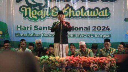 Pjs Bupati Mojokerto, Akhmad Jazuli saat menghadiri puncak peringatan HSN 2024 yakni Ngaji dan Sholawat (Ngashow) yang berlangsung di lapangan NU SMPN 1 Bangsal. [Foto : ist]