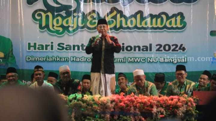 Pjs Bupati Mojokerto, Akhmad Jazuli saat menghadiri puncak peringatan HSN 2024 yakni Ngaji dan Sholawat (Ngashow) yang berlangsung di lapangan NU SMPN 1 Bangsal. [Foto : ist]