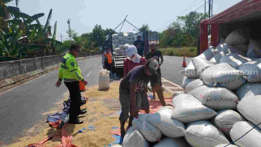 Evakuasi muatan padi yang tumpah di jalan alternatif Jombang-Surabaya. [Foto : ist]