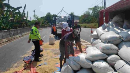 Evakuasi muatan padi yang tumpah di jalan alternatif Jombang-Surabaya. [Foto : ist]