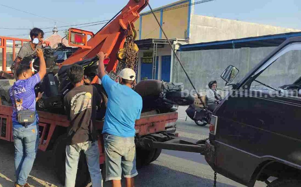 Foto mobil box penyebab laka maut di Jalan Raya Morowudi Cerme Gresik diderek naik ke atas.