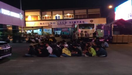 Suporter Gresik Diamankan di Mapolres Lamongan usai melakukan pengeroyokan.