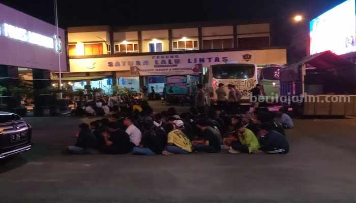 Usai Keroyok Warga, Ratusan Suporter Gresik United Diamankan Suporter Gresik Diamankan di Mapolres Lamongan usai melakukan pengeroyokan.