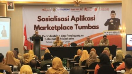 PJs Bupati Mojokerto Akhmad Jazuli saat sosialisasi aplikasi marketplace Tumbas di salah satu hotel di Kecamatan Puri, Kabupaten Mojokerto. [Foto : ist]